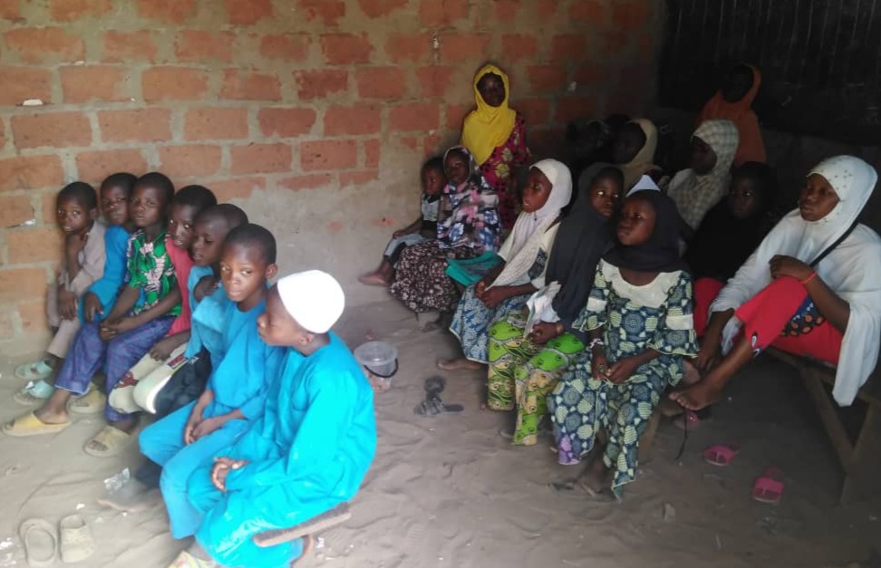 مساعدة بعض التلاميذ الضعفاء والمدرسين والدعاة